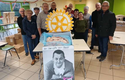 Francine Dulery et les bénévoles de l'association, et Jean Claude Prevot, président du Rotary Gannat